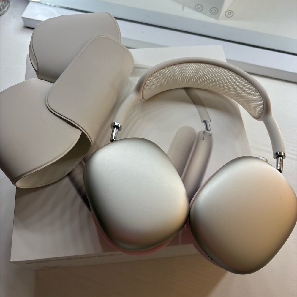 AirPod Max Starlight